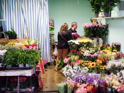 ...quello degli articoli casalinghi, dei detersivi �alla spina� e dei fiori
